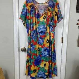 Granada multi colored flowered house coat size XXXL. Pulling with elastic neck